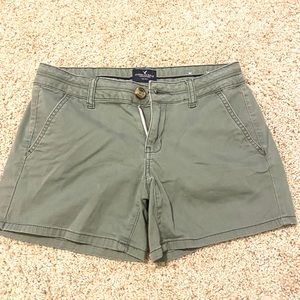 AE GREEN MIDI SHORTS SIZE 4